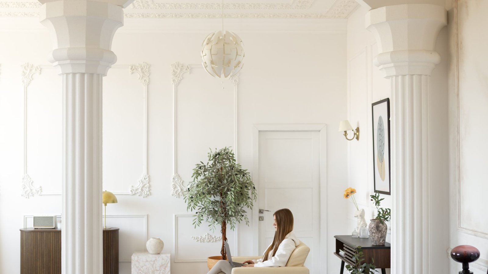 mujer-haciendo-actividades-diarias-en-una-habitacion-minimamente-decorada