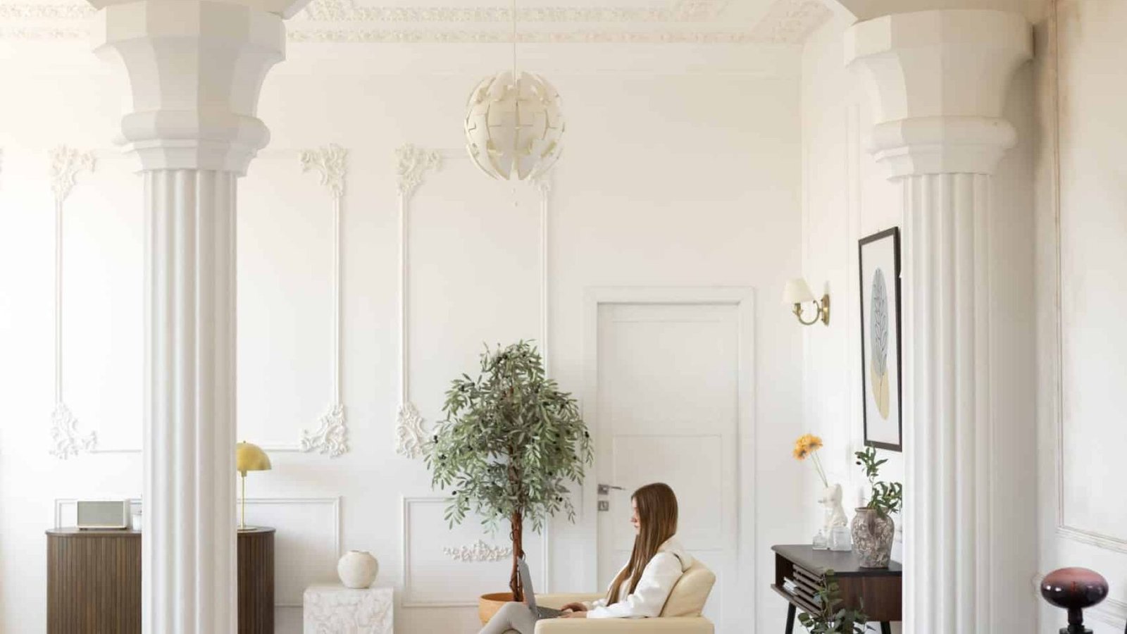 mujer-haciendo-actividades-diarias-en-una-habitacion-minimamente-decorada